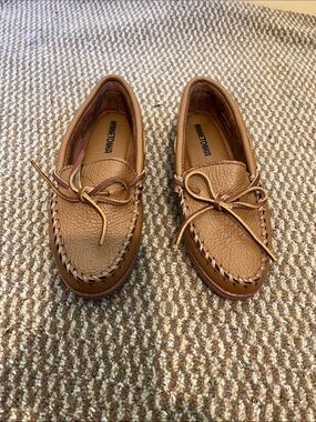 Minnetonka Leather Bow Moccasins in Brown